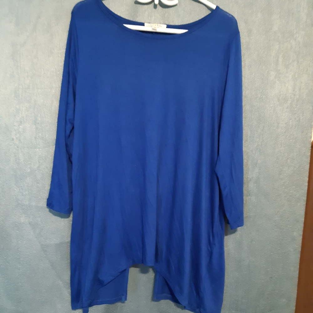Slit back top